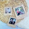 Portafotos imán personalizado en madera con grabado láser mostrando tres diseños con frases 'Todo Contigo', 'Dena Zurekin' y 'Tot amb tu', con fotos de parejas y fechas personalizadas sobre superficie de jacinto de agua natural