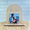 Portafotos personalizado en madera natural con nombres Jordi y Belén grabados, dedicatoria romántica y pinza sujetando foto de pareja, diseño artesanal inloff