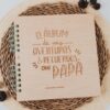Álbum Mis Aventuras con Papá personalizado en madera de arce con grabado láser y anillado, sobre cesta de mimbre con piñas decorativas