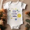 Body bebé blanco con diseño personalizado Mejor Papá de la Galaxia con planetas, estrellas y astronauta en colores pastel