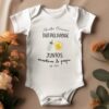 Body blanco de bebé personalizado primer día del padre con nombres y diseño biberón cerveza sobre fondo beige con flores