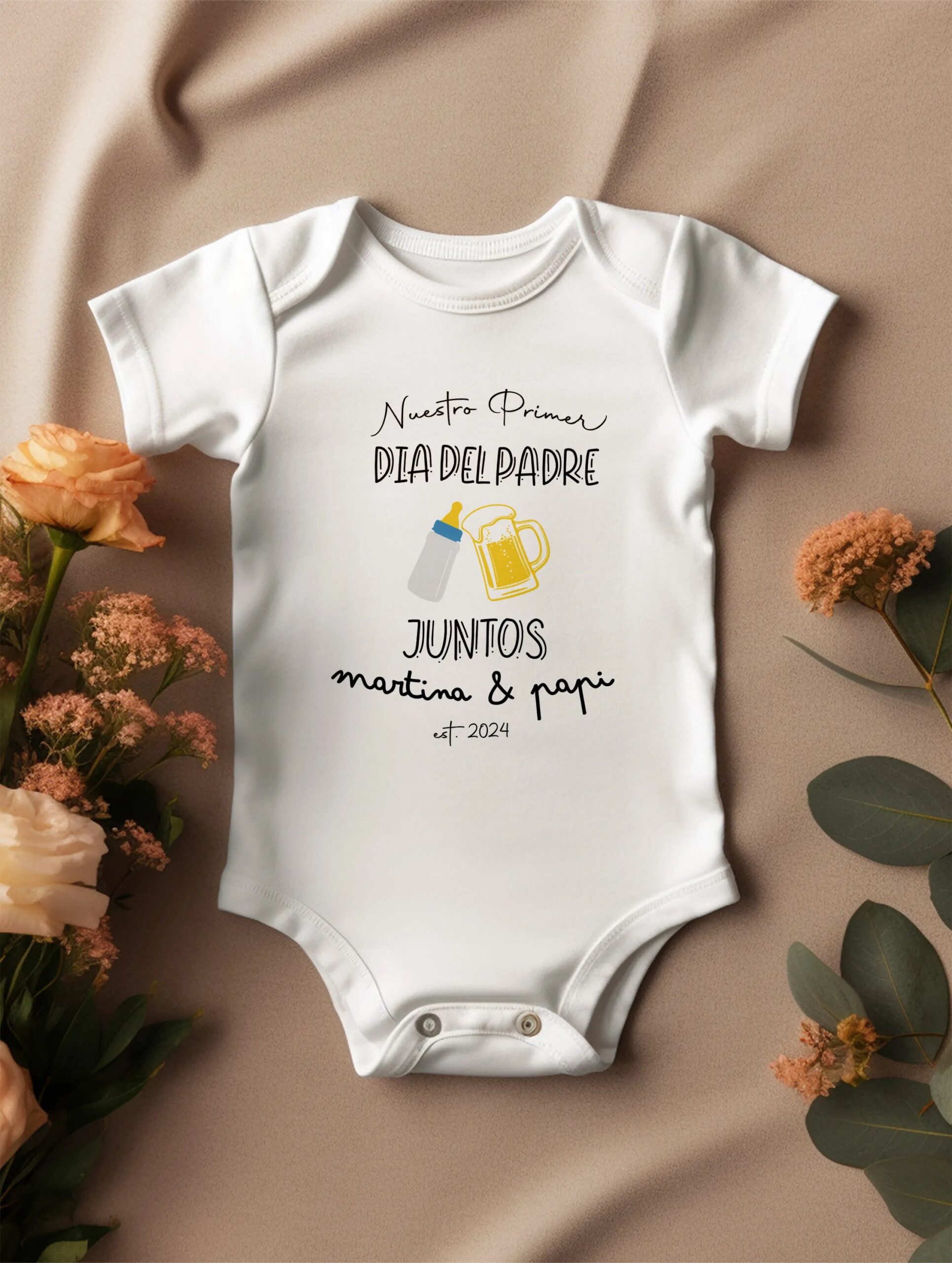 Body blanco de bebé personalizado primer día del padre con nombres y diseño biberón cerveza sobre fondo beige con flores