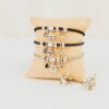 Pulsera plata super mamá personalizada con charms y medalla grabada sobre cojín yute