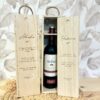 Caja de vino personalizada grabada en madera con nombres y frases emotivas, tapa abierta mostrando botella, detalle regalo boda