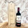 Caja de vino personalizada en madera natural con grabado láser 'Para el Mejor Padrino del Mundo' junto a botella de vino