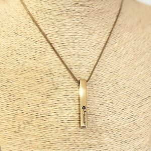 Collar rosa eterna personalizado en acero con nombre Emma grabado a láser, colgante vertical sobre fondo neutro