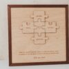Cuadro puzzle de madera personalizado para papá con nombres de familia grabados y dedicatoria, marco oscuro sobre fondo claro