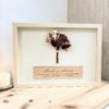 Cuadro artesanal de flores preservadas granates y blancas con placa de madera grabada personalizada y marco blanco natural