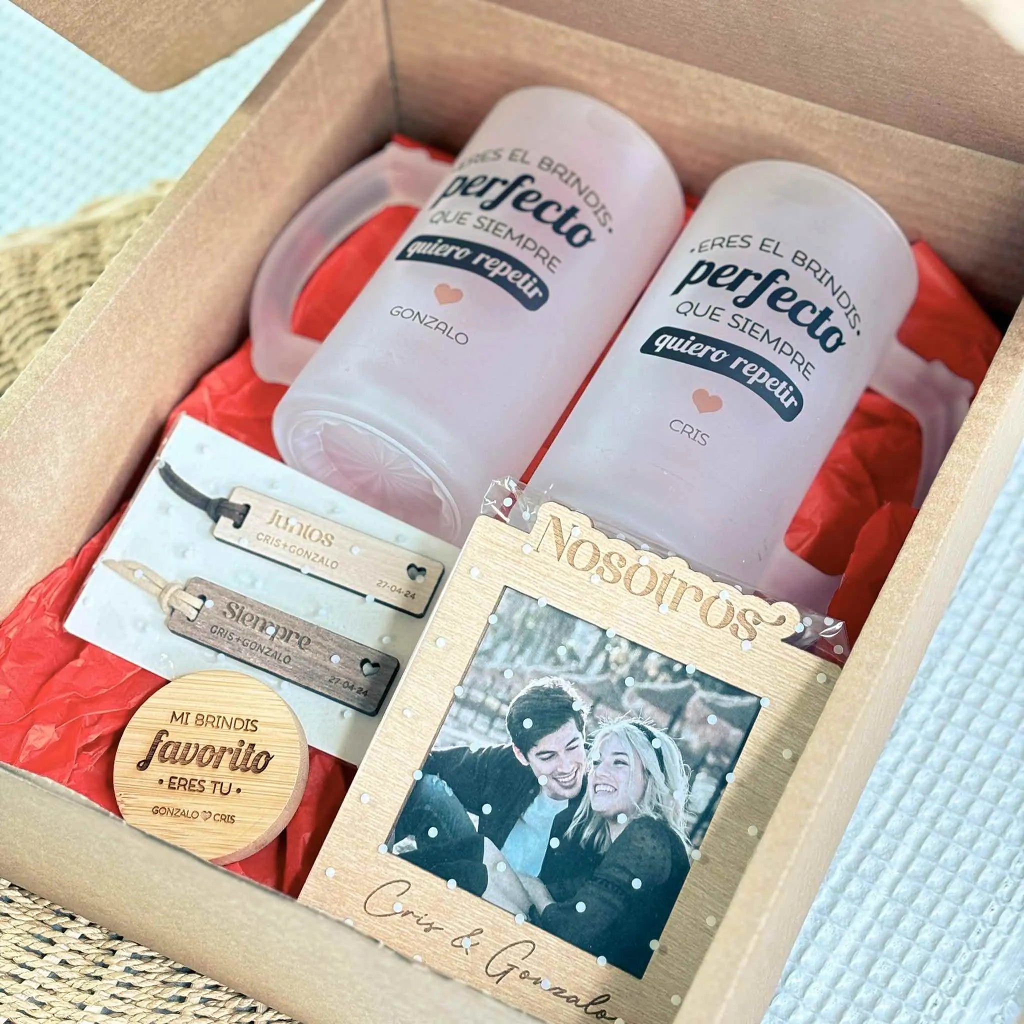 Pack Especial Parejas Brindis Perfecto de inloff con jarras cerveza personalizadas, portafotos imán, llaveros y abridor de madera grabados con nombres