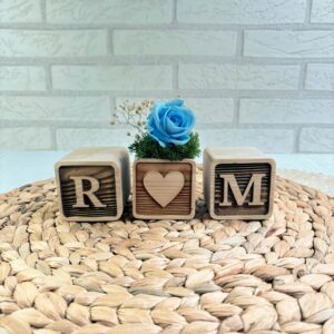 Cubos de Madera Personalizados con Iniciales y Rosa Preservada