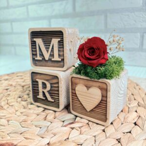 Cubos de Madera Personalizados con Iniciales y Rosa Preservada - Imagen 3