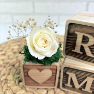 Cubos de Madera Personalizados con Iniciales y Rosa Preservada - Imagen 4
