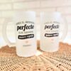 Pack de dos jarras de vidrio esmerilado personalizadas con nombres y frase romántica Brindis Perfecto, grabadas a láser por inloff