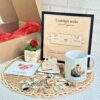 Pack romántico personalizado para parejas con cuadro puzzle nombres, taza foto, rosa preservada en cubo madera y puzzle corazón sobre mesa decorada San Valentín