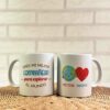 Pack de dos tazas blancas personalizadas para pareja con nombres Víctor y Marta, diseño planeta y corazón con mensaje mejor compañero para explorar el mundo