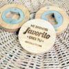 Abridor de cerveza personalizado en madera de bambú con grabado láser de nombres y frase Mi brindis favorito eres tú, detalle regalo pareja
