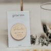 Imán de boda personalizado en madera con diseño eucalipto, grabado láser con nombre Paula, iniciales A & O y fecha 22.09.2025, sobre tarjeta 'gracias por formar parte de nuestra historia'