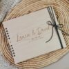 Libro de firmas de boda personalizado en madera de arce con nombres Laura y David grabados a láser, encuadernación espiral y cinta verde