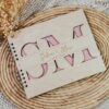 Libro de firmas boda personalizado con iniciales grabadas a láser en madera, papel verjurado premium, guardas rosa, sobre cesta natural con flores secas