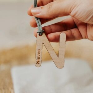 Llavero Inicial y Nombre Personalizado en Madera - Imagen 3