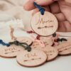 Llaveros personalizados de madera para boda con nombres grabados y cuerda de ante en varios colores, diseños viajera romántica vintage