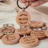 Llavero de madera personalizado para boda con diseño minimal y nombres grabados a láser, detalle para invitados de inloff