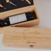 Caja de vino personalizada de bambú con grabado láser, tapa abierta mostrando botella de vino y accesorios incluidos