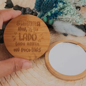 Espejo de Bambú Personalizado "A Tu Lado Todo Brilla" - Imagen 3