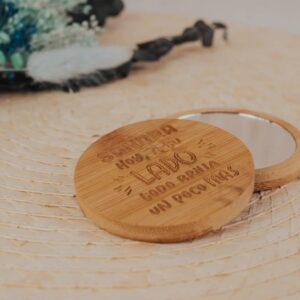 Espejo de Bambú Personalizado "A Tu Lado Todo Brilla" - Imagen 4