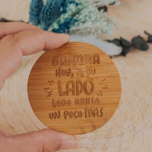 Espejo de Bambú Personalizado "A Tu Lado Todo Brilla" - Imagen 6