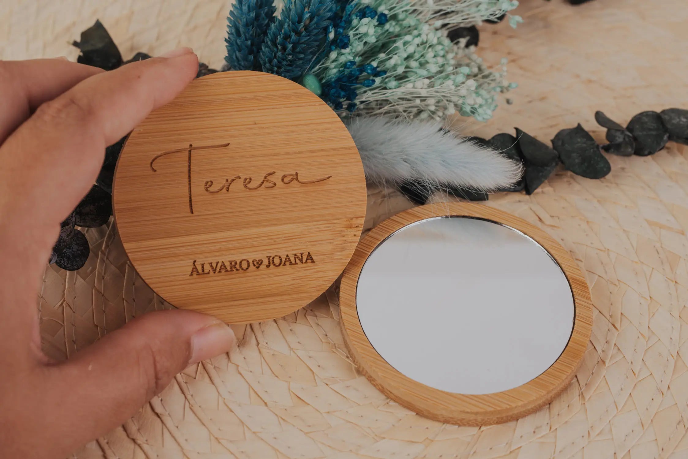 Espejo de bambú personalizado con nombres grabados a láser como detalle para invitadas de boda, función marcasitio