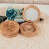 Joyero de bambú personalizado con nombre grabado Paula, espejo interior y compartimento para anillos, rodeado de flores secas azules sobre fondo natural