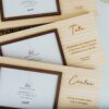 Marco de fotos de madera personalizado con mensaje grabado a láser para boda, mostrando nombres y dedicatoria personalizada