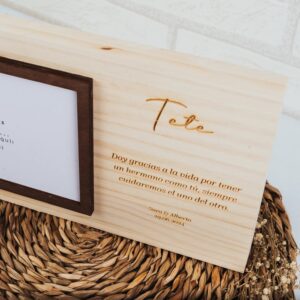 Marco de Fotos de Madera Personalizado con Mensaje Grabado - Imagen 6