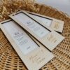 Portafotos imán fotomatón boda personalizado madera grabada nombres fecha, marcos vacíos sobre cesta mimbre con flores secas, detalle invitados original