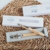 Bolígrafo de bambú personalizado con grabado láser para profesores, presentado en caja regalo con mensaje Gracias por enseñarnos