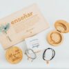 Pack regalo personalizado para profesora: placa de madera con nombre grabado y flor preservada, joyero bambú dorado y pulseras de bisutería, presentado con tarjeta 'mis personas favoritas me llaman profe'