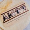 Marco de fotos personalizado con la palabra AMOR en madera natural, conteniendo 4 fotografías de pareja integradas en las letras, con mensaje grabado personalizado