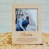 Marco fotos polaroid personalizado madera con nombre María grabado láser y foto pareja, incluye dedicatoria y peana