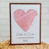 Cuadro personalizado con mapa en forma de corazón de Barcelona, nombres Victor y Carla, y fecha 22.08.2024, enmarcado en madera sobre fondo natural