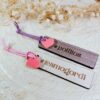 Llavero personalizado Te Amo con hashtag grabado láser en madera, cinta de ante morada y rosa, y corazón decorativo