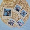 Portafotos imán personalizado Te Quiero con foto de pareja y nombres grabados en madera natural sobre fondo de mimbre