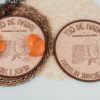Bandeja de madera personalizada del Tió de Nadal con nombres grabados a láser, tradición catalana navideña artesanal