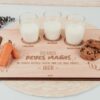 Bandeja de madera personalizada Reyes Magos con nombres grabados, tres vasos de leche, zanahorias y galletas preparadas para la noche mágica