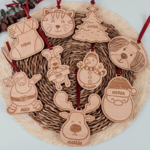 Bola de Navidad Personalizada con Nombre – Diseño Navideño Grabado en Madera