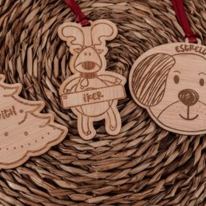 Bola de Navidad Personalizada con Nombre – Diseño Navideño Grabado en Madera - Imagen 5