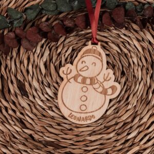 Bola de Navidad Personalizada con Nombre – Diseño Navideño Grabado en Madera - Imagen 4