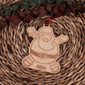 Bola de Navidad Personalizada con Nombre – Diseño Navideño Grabado en Madera - Imagen 6