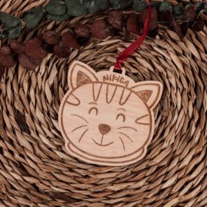 Bola de Navidad Personalizada con Nombre – Diseño Navideño Grabado en Madera - Imagen 7