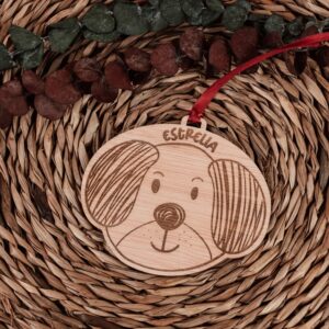 Bola de Navidad Personalizada con Nombre – Diseño Navideño Grabado en Madera - Imagen 9